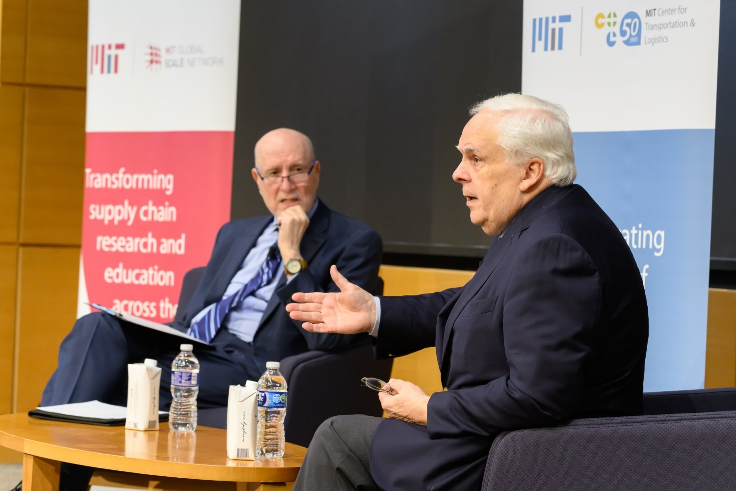 In visit to MIT, FedEx founder Frederick Smith shares thoughts on innovation