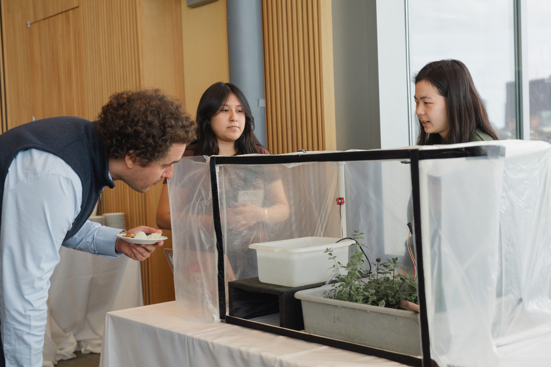 Undergraduates design “smart” sensing systems in new lab class